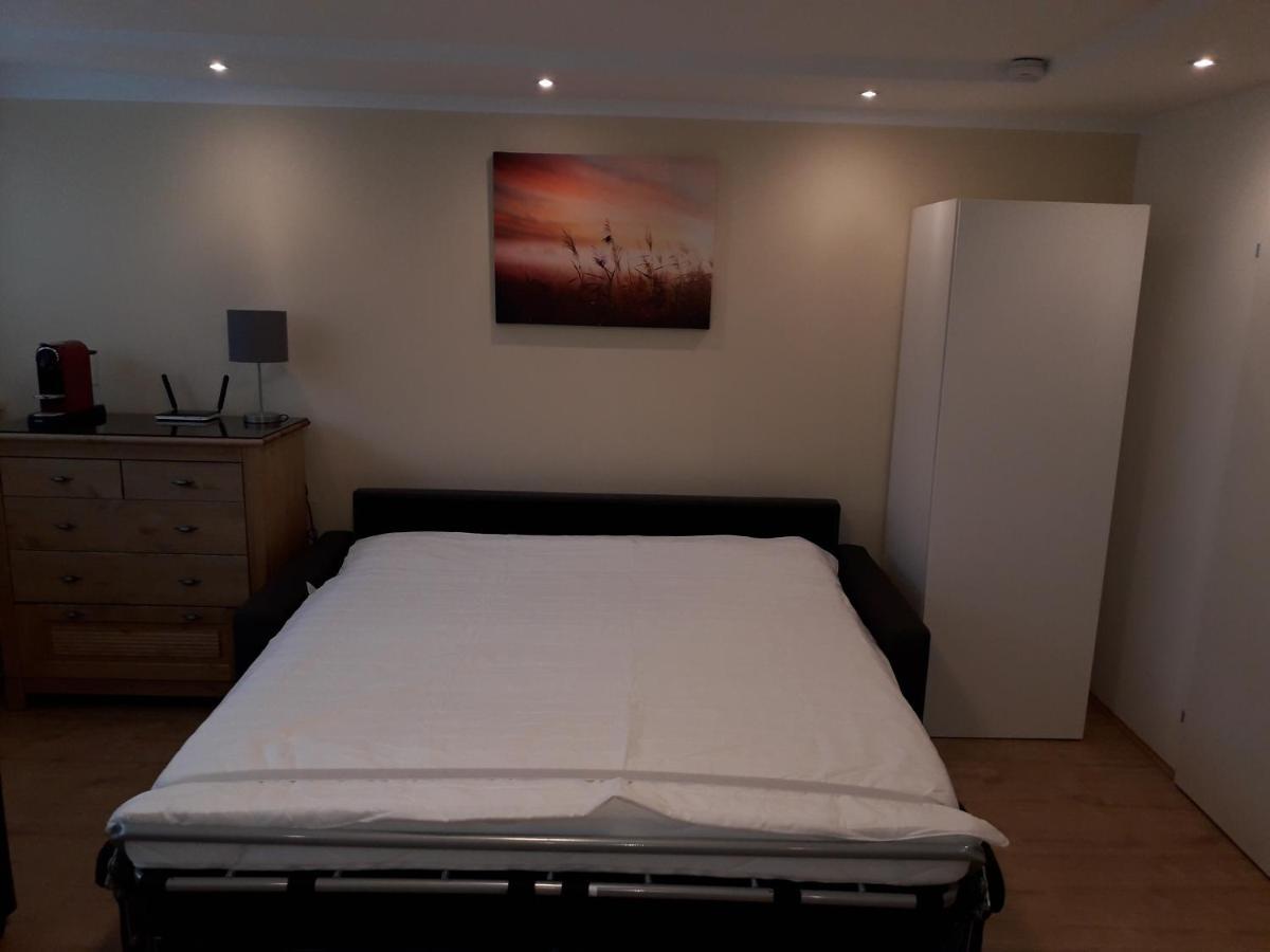 Apartamento Cosy Flat In The Quiet Area With Own Garden, Free Parking And Direct Public Transport Link To The Centre Viena Exterior foto