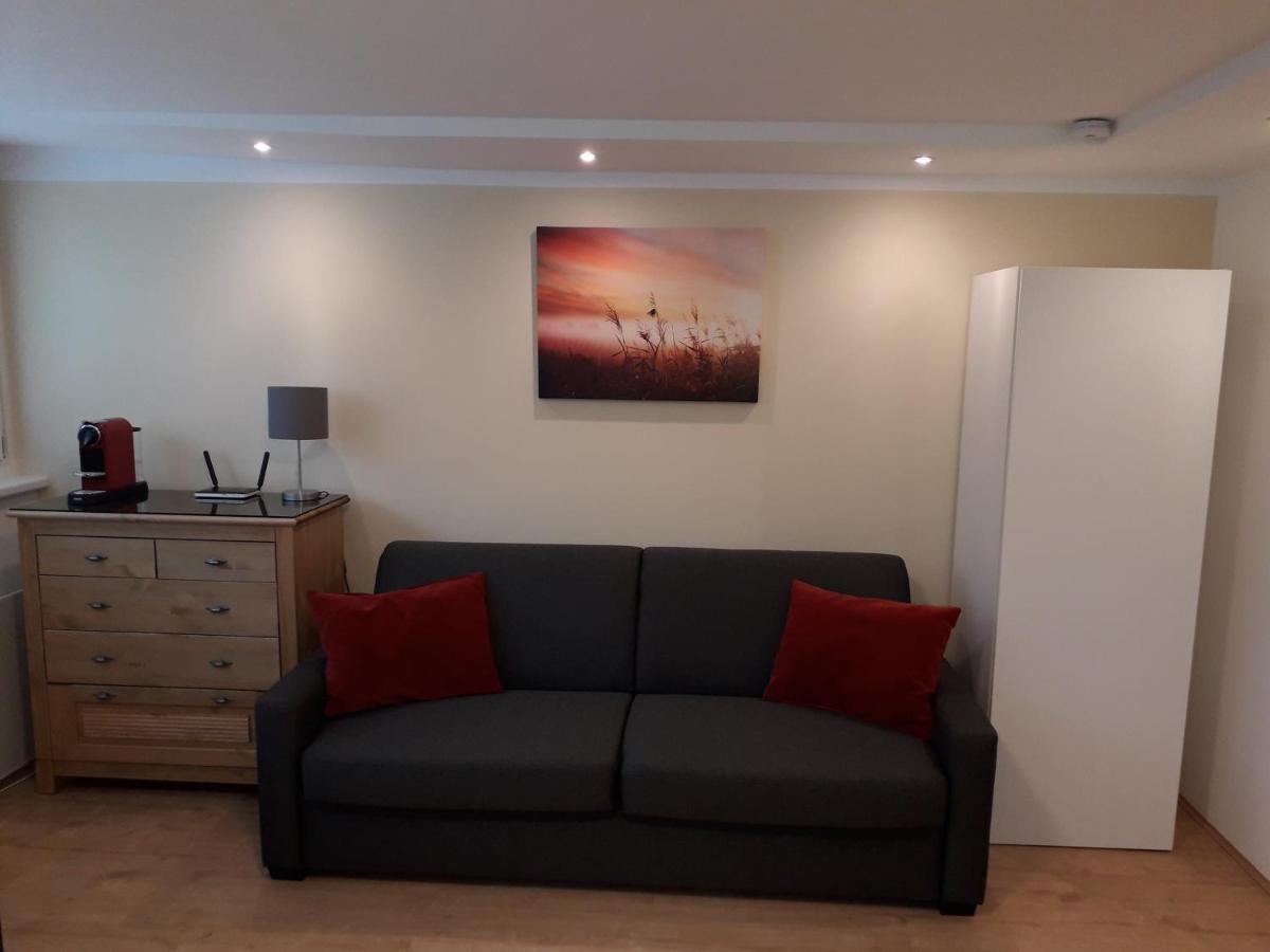 Apartamento Cosy Flat In The Quiet Area With Own Garden, Free Parking And Direct Public Transport Link To The Centre Viena Exterior foto